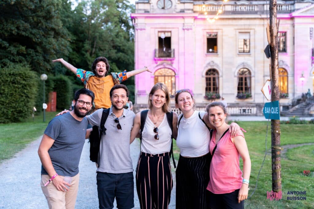 Bande d'amis devant le chateau d'Enghien